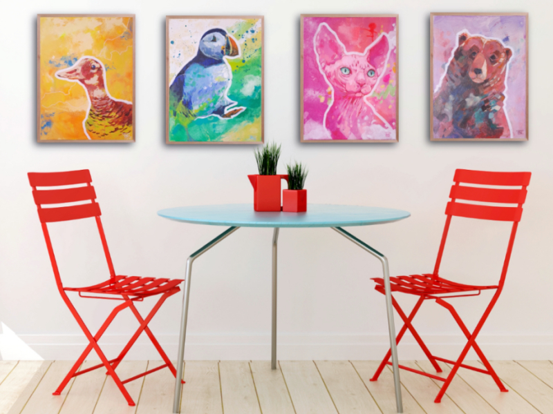 série de peintures anima exposées dans un café