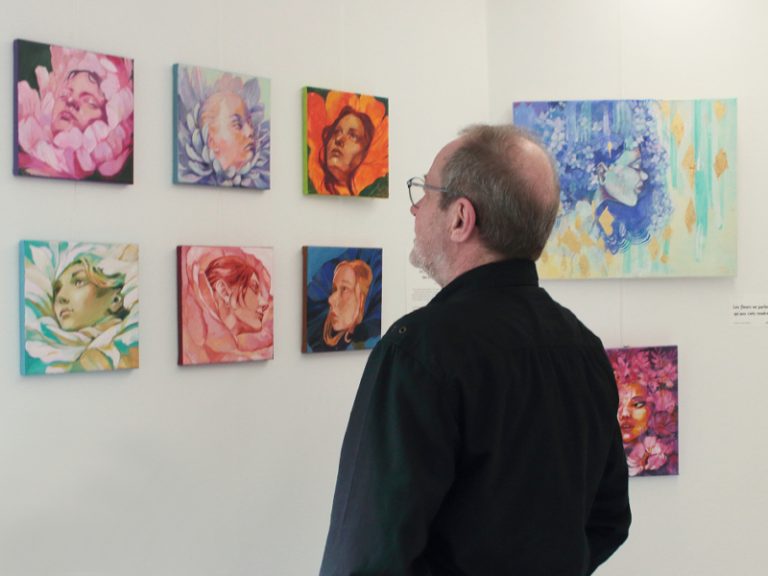 Un visiteur admire la série au fort message féministe "les femmes naissent dans les fleurs" exposée à l'occasion d'un parcours d'artistes à l'occasion du 8 mai , journée internationale de lutte pour les droits des femmes.
