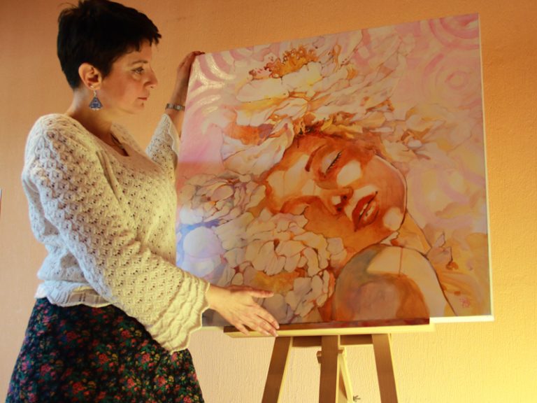 Pacotine présente une de ses toiles tirées de la série : le jardin de ma paix intérieure