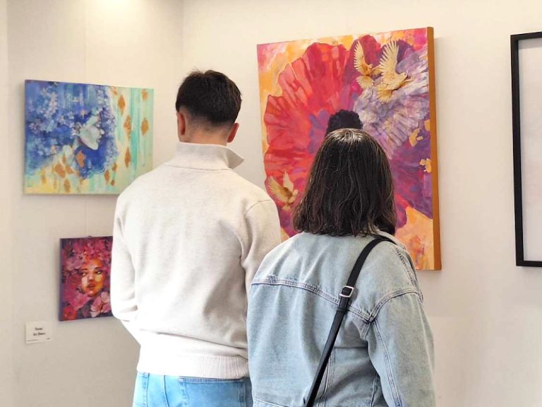 exposition en cours , des portraits. Les couleurs douces et motifs floraux doux tranchent avec le sujet qui prête à reflexion.